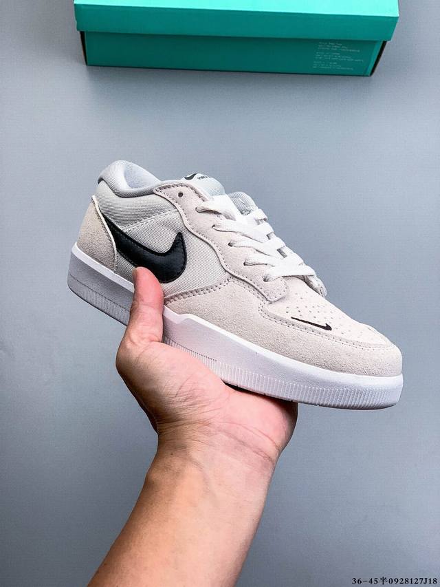 耐克Nike Sb Force 58是一款将前沿创新带入街头的单品，它具有硫化杯底，具有出色的耐用性和灵活性。使用帆布和绒面革，在饰面上放置通风口，它自始至终都