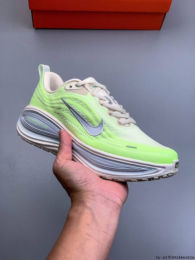 公司级！Nike Vomero plus 耐克 舒适减震防滑 低帮跑步鞋 全掌Reactx泡绵中底 前掌和后跟还配备了Air Zoom气垫单元 据说跑起来更快更