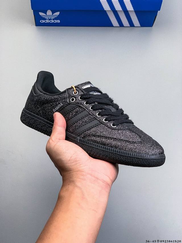 Adidas Samba Og 经典德训鞋休闲板鞋 Adidas 近70年的经典Samba Og 修长的鞋楦,略微尖尖的鞋头,翻毛皮的鞋头拼接,这些我们都看得到