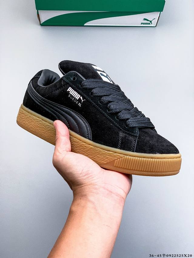 彪马puma Suede Xl 全新休闲板鞋！鞋身通体采用细腻的麂皮材质，厚实柔软，质感出众；鞋侧保留puma标志性跑道图案，侧面与后跟点缀金属色puma Lo