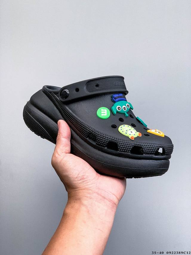 Cross 卡骆驰厚底洞洞泡芙鞋 Crocs泡芙鞋采用了全新的造型轮廓，搭配更多配色，并加入了5.2Mm的厚底设计。 两穿模式可自由选择拖鞋、凉鞋随意切换满足不