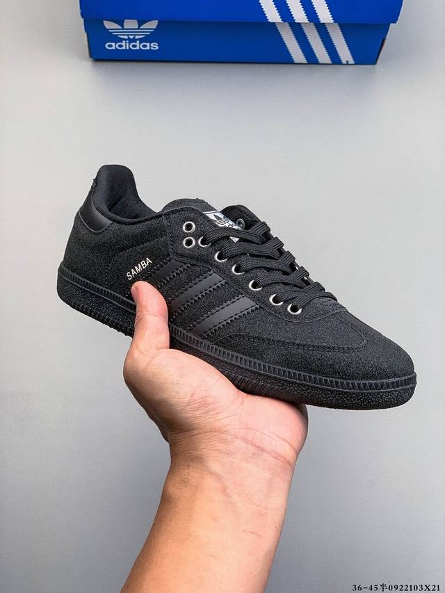 二层真标！Adidas Samba Og 经典鞋款 Adidas 近70年的经典Samba Og 修长的鞋楦,略微尖尖的鞋头,翻毛皮的鞋头拼接,这些我们都看得到