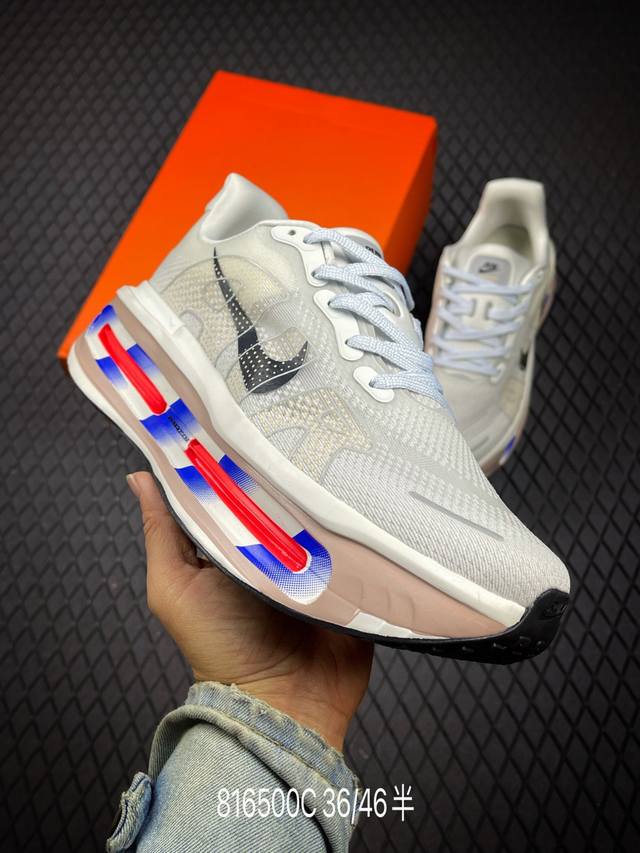 C Nike Zoom premium 运动休闲跑鞋 耐克双层厚底 座为耐克的“顶缓”系列，Vomero premium上脚后的第一感受就是软弹到位， 底部缓震