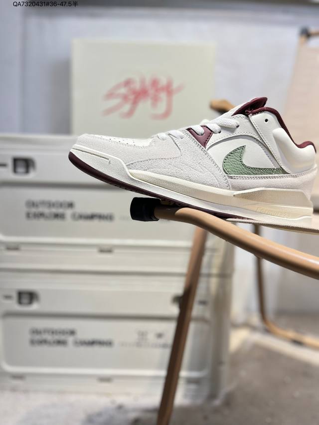 Air Jordan Stadium 90 Stadium Jordan Stadium 90充满了对Tinkerhathield 原创设计的致敬，包括中足网状