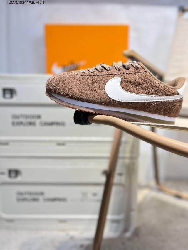 Nike Classic Cortez 全新配色 经典阿甘休闲跑步鞋 纯粹而执着的精神，使得Cortez种在了一代人的心里，无论是否喜欢它复古的鞋型，一双Nik
