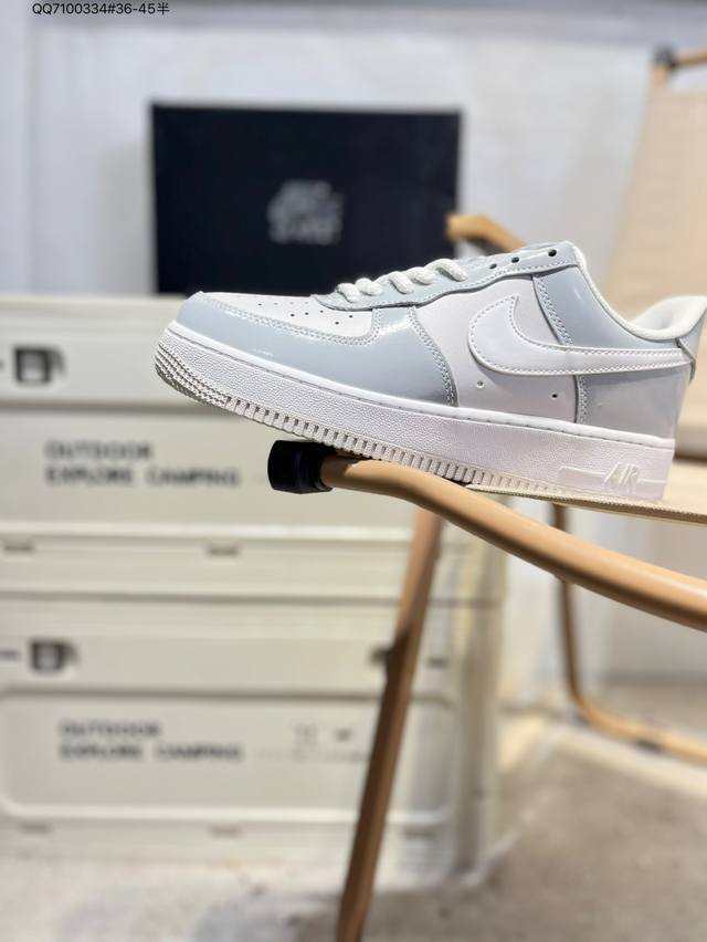 耐克 Nike Air Force 1 '07空军一号 百搭休闲运动板鞋。柔软、弹性十足的缓震性能和出色的中底设计，横跨复古与现代的外型结合，造就出风靡全球三十