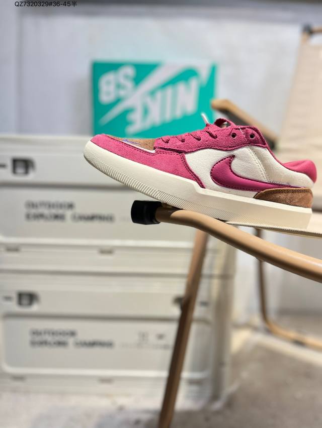 耐克Nike Sb Force 58 运动滑板鞋。这是一款将前沿创新带入街头的单品，它具有硫化杯底，具有出色的耐用性和灵活性。使用柔软皮革和帆布拼接，在饰面上放