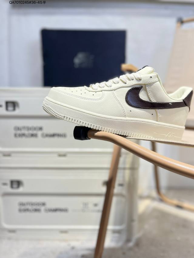 耐克 Nike Air Force 1 '07空军一号 百搭休闲运动板鞋。柔软、弹性十足的缓震性能和出色的中底设计，横跨复古与现代的外型结合，造就出风靡全球三十