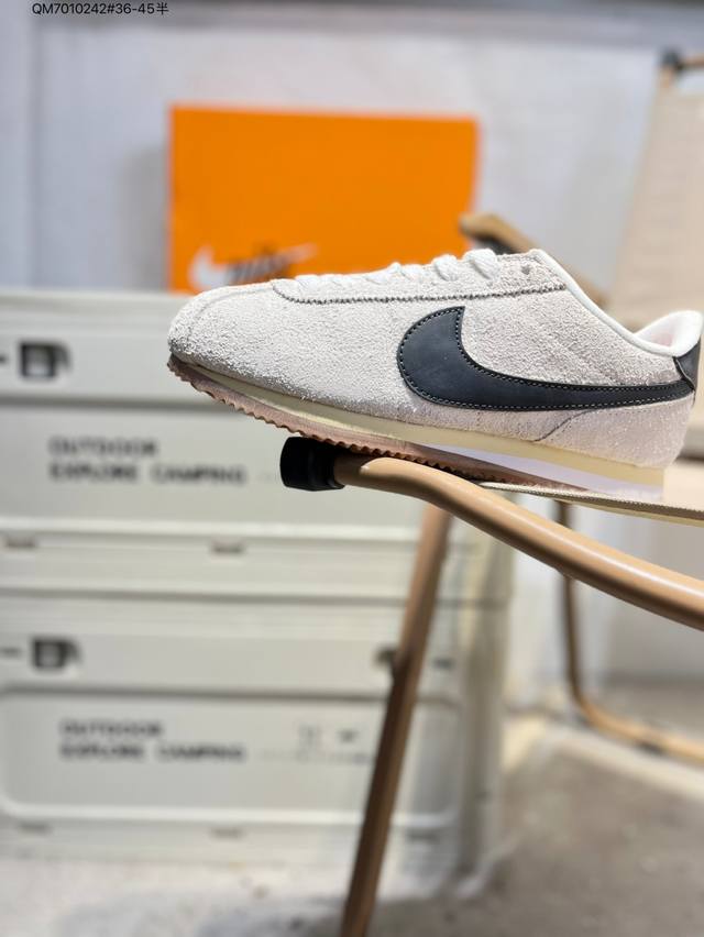 Nike Classic Cortez 全新配色 经典阿甘休闲跑步鞋 纯粹而执着的精神，使得Cortez种在了一代人的心里，无论是否喜欢它复古的鞋型，一双Nik