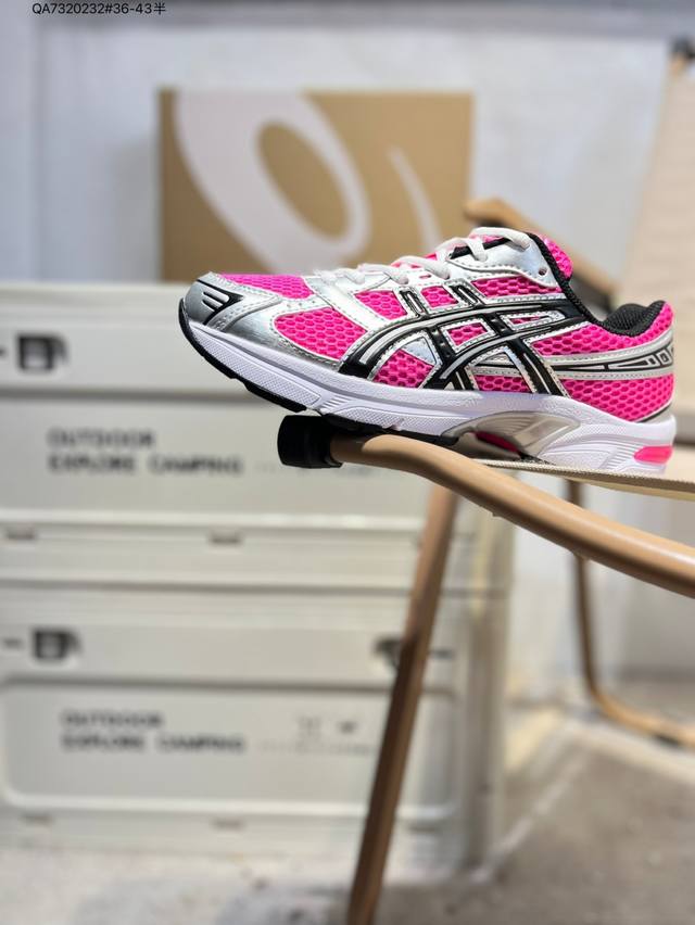 Asics Gel-1 亚瑟士经典跑鞋 如今机能风和户外风吹得正劲，便是主打“Urban Outdoor机能越野风格”，城市和户外场景都能轻松应对。关键是跑鞋的