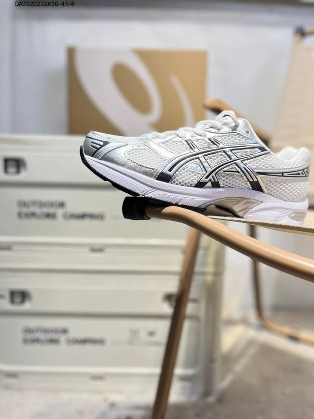 Asics Gel-1 亚瑟士经典跑鞋 如今机能风和户外风吹得正劲，便是主打“Urban Outdoor机能越野风格”，城市和户外场景都能轻松应对。关键是跑鞋的