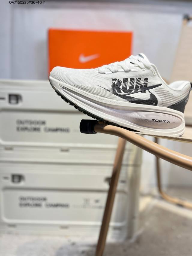 Nike Vomero 18 耐克 舒适减震防滑 低帮跑步鞋 全掌Reactx泡绵中底 前掌和后跟还配备了Air Zoom气垫单元 据说跑起来更快更舒适哦 这次