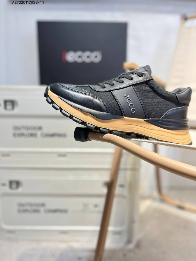 Ecco爱步男鞋轻便透气舒适耐穿 亲肤吸汗舒适内里 防滑防磨 持久干爽 简约粗绳系带 穿脱更加方便 柔韧防滑大底 鞋底立体凹槽 凹凸花纹加持 增强防滑减震性能