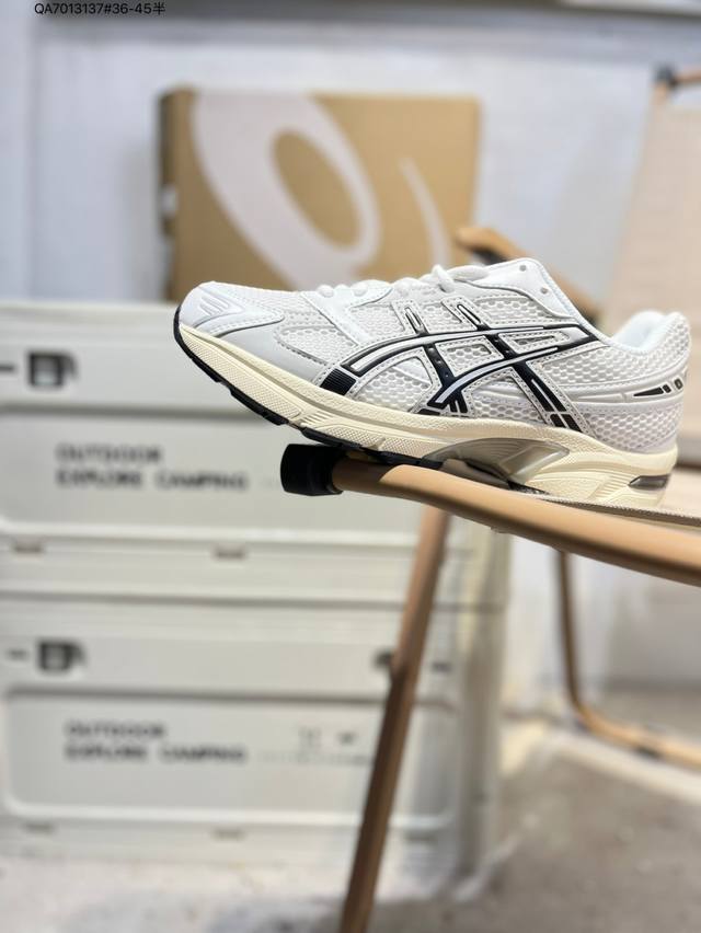 Asics Gel-1 亚瑟士经典跑鞋 如今机能风和户外风吹得正劲，便是主打“Urban Outdoor机能越野风格”，城市和户外场景都能轻松应对。关键是跑鞋的
