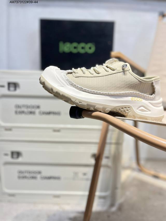 Ecco爱步男鞋轻便透气舒适耐穿 亲肤吸汗舒适内里 防滑防磨 持久干爽 简约粗绳系带 穿脱更加方便 柔韧防滑大底 鞋底立体凹槽 凹凸花纹加持 增强防滑减震性能