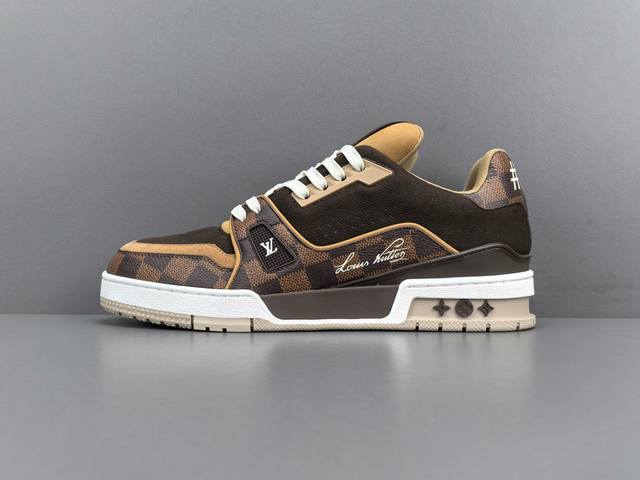 渠道优势， ！ 专柜版：驴牌 Louis Vuitton X Nigo 联名款 Fw25 Trainer 绒面革 花卉 手写体标识 圆头系带 低帮 板鞋 男款