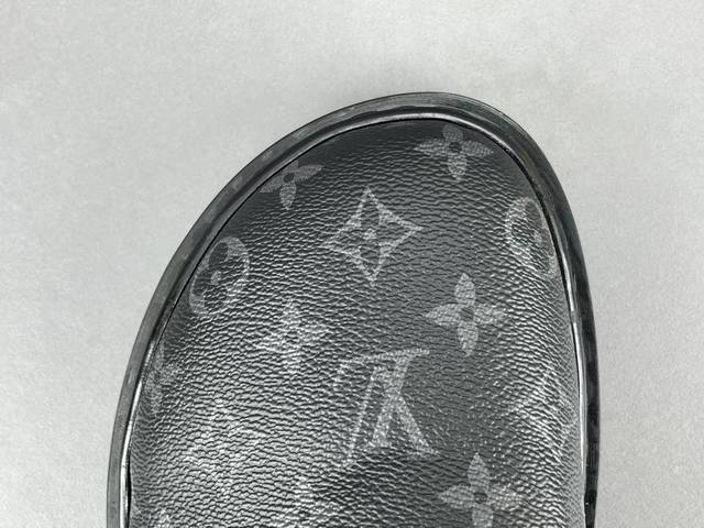 渠道优势 ！ 东莞版 Lv拖鞋 Louis Vuitton Easy 字母点缀 勃肯鞋包头拖鞋 男款 尺码38 39 40 41 42 43 44 45 46