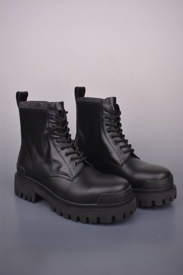 巴黎世家Balenciaga 油亮牛皮马丁靴 厚底马丁靴休闲军靴德比靴鞋 原版购入开发 做货 极致做旧 巴黎世家做旧的款式百分之90都是好看的 这双靴子也不例外
