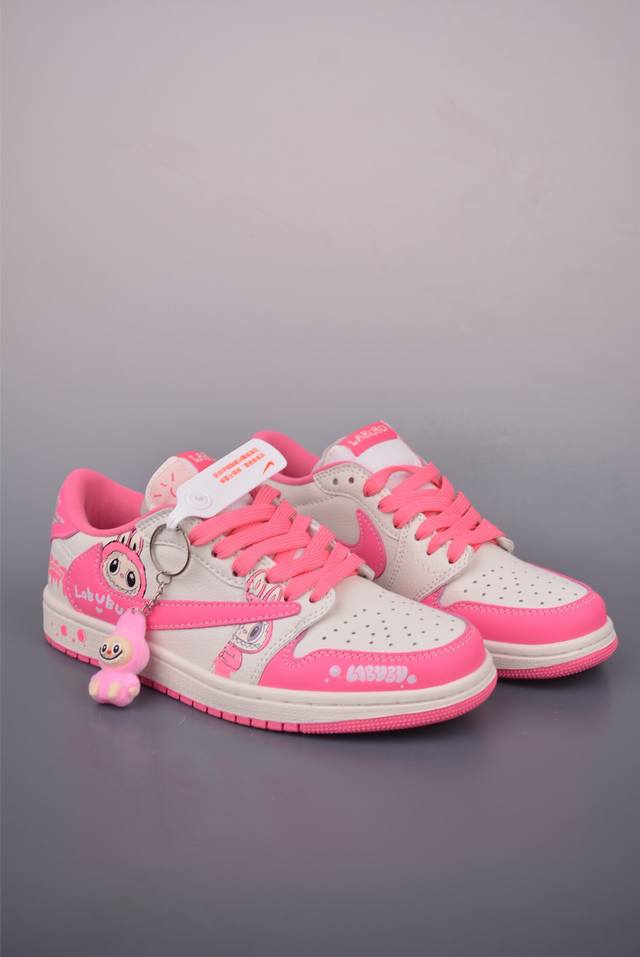 Fragment X Travis Scott X Labubu Air Jordan 1 Low 三方联名倒钩 全新的三方联名低帮倒钩鞋面延续了黑脚趾设计，整