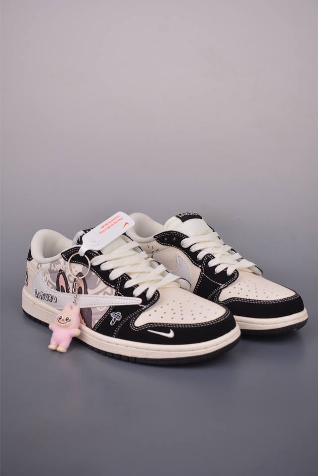 Fragment X Travis Scott X Labubu Air Jordan 1 Low 三方联名倒钩 全新的三方联名低帮倒钩鞋面延续了黑脚趾设计，整
