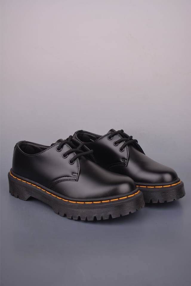 Dr.Martens 马汀博士马丁靴 1461 三孔低帮中底硬皮黑色 某物同香港代购 同一批次订单 公司规格 原材生产 原版开边珠加厚光泽牛皮 pvc生胶减重耐