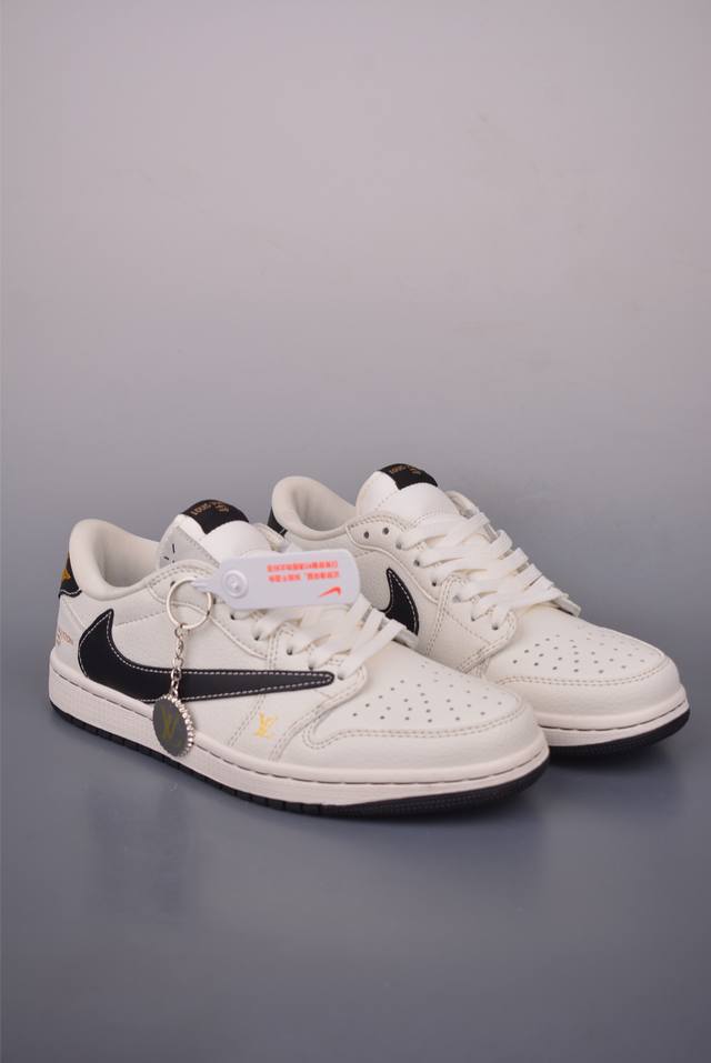 Fragment X Travis Scott X Lv Air Jordan 1 Low 三方联名倒钩 全新的三方联名低帮倒钩鞋面延续了黑脚趾设计，整双鞋以全
