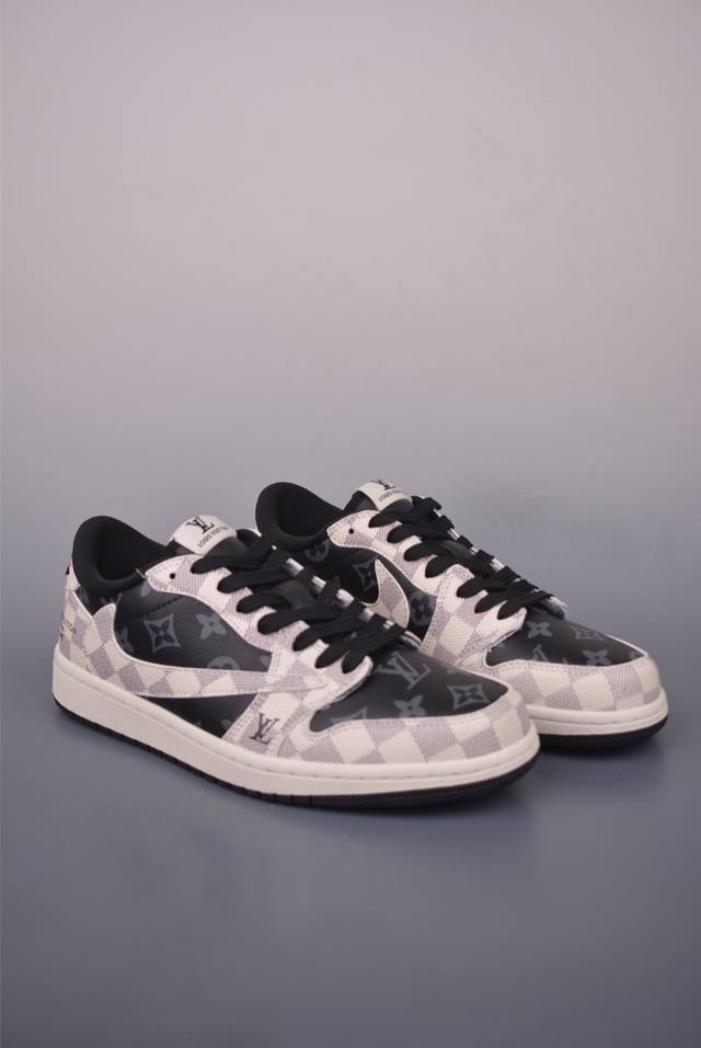 Fragment X Travis Scott X Lv Air Jordan 1 Low 三方联名倒钩 全新的三方联名低帮倒钩鞋面延续了黑脚趾设计，整双鞋以全