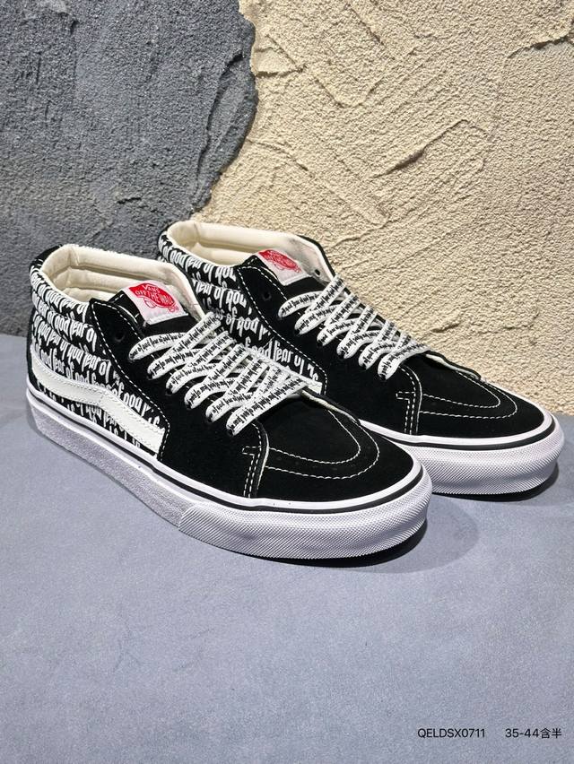 新品上市实拍 #Vans Sk8-Hi pokonyan 神仙配色，鞋身采用宝蓝鹿皮绒 米白帆布搭配，加上红色Logo饰条，柠檬黄鞋舌织唛标可谓是点睛之笔，让你