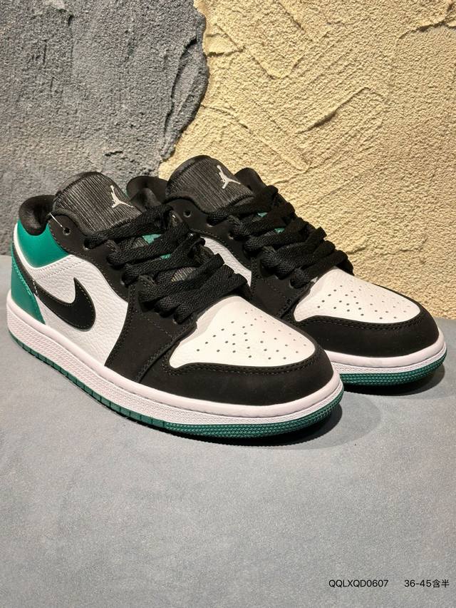 新品上市实拍 Air Jordan 1 Low 低帮 蓝柠檬 Aj1 乔丹1代 Aj1 乔1 低邦 蓝黄拼接 乔丹篮球鞋系列 鞋身采用蓝色皮革勾勒轮廓，明黄色注