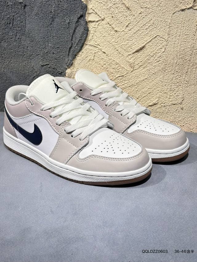 新品上市实拍 Air Jordan 1 Low 低帮 蓝柠檬 Aj1 乔丹1代 Aj1 乔1 低邦 蓝黄拼接 乔丹篮球鞋系列 鞋身采用蓝色皮革勾勒轮廓，明黄色注