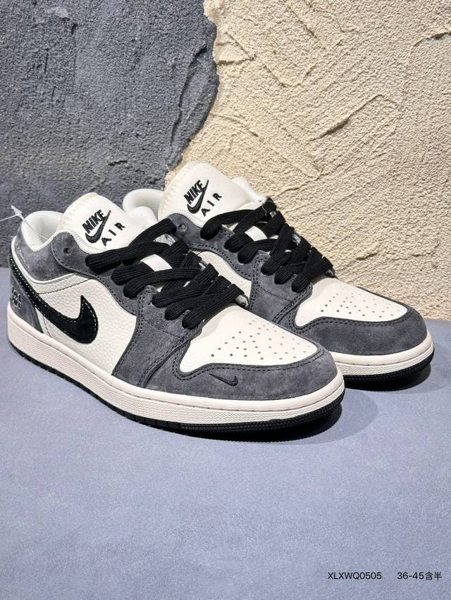 新品上市实拍 Nike Air Jordan 1 Aj1乔一中帮休闲板鞋 同步官方配色 原装烫金盒 公司级做工 完美版型 头层皮打造 手感细腻正确折边工艺 完美