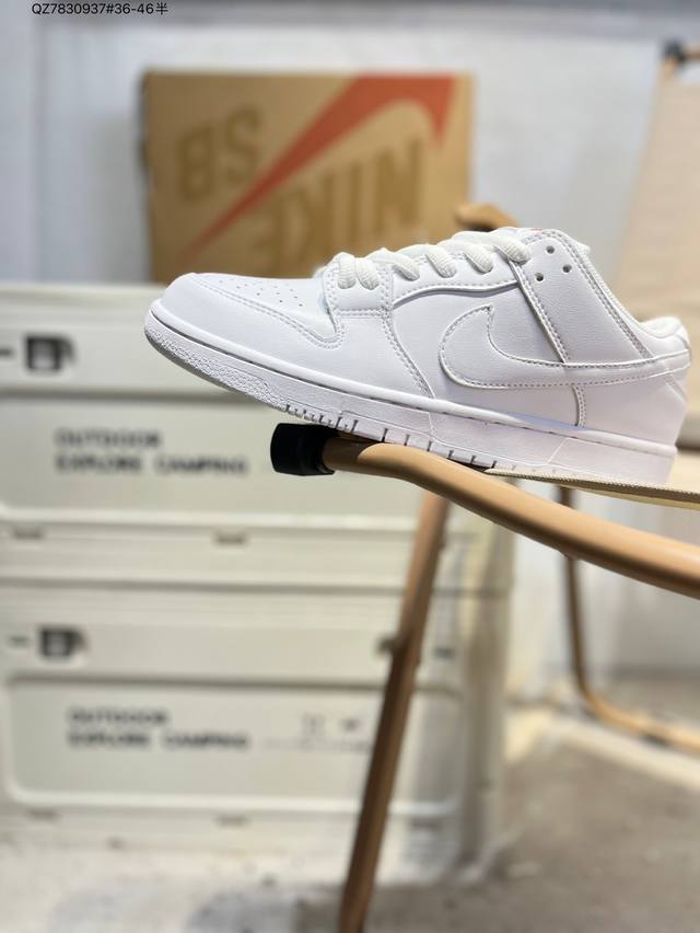 耐克Nike Dunk Low 板鞋Sb系列经典百搭休闲运动板鞋加厚鞋舌的填充，使舒适性大大提升，同时也更方便穿脱中底部分则加入了脚感柔软舒适Zoomair气垫