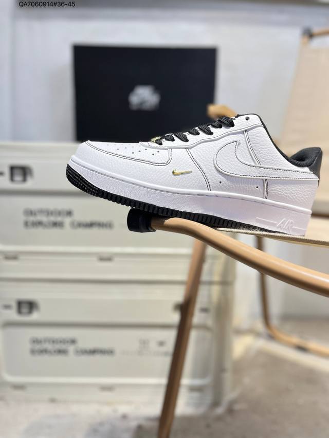 耐克 Nike Air Force 1 '07空军一号 百搭休闲运动板鞋。柔软、弹性十足的缓震性能和出色的中底设计，横跨复古与现代的外型结合，造就出风靡全球三十