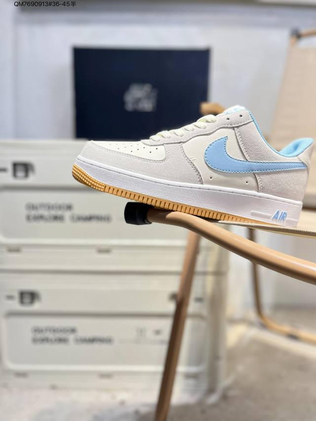 耐克 Nike Air Force 1 '07空军一号 百搭休闲运动板鞋。柔软、弹性十足的缓震性能和出色的中底设计，横跨复古与现代的外型结合，造就出风靡全球三十