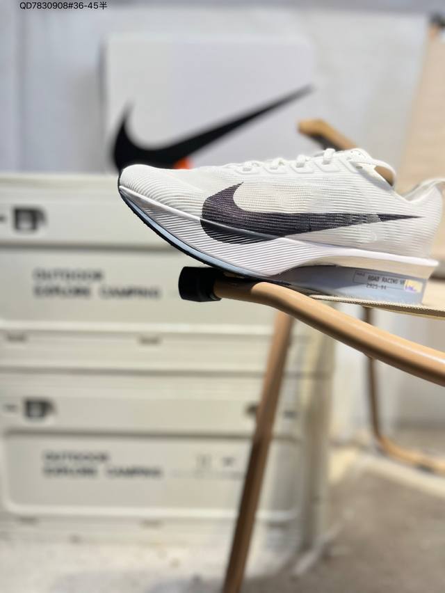 公司级真碳板# Nike Zoomx Vaporfly Next% 4耐克 轻量化 网面透气运动鞋 这款新一代最强跑鞋在鞋面和鞋底都进行了全方位升级鞋面使用了全