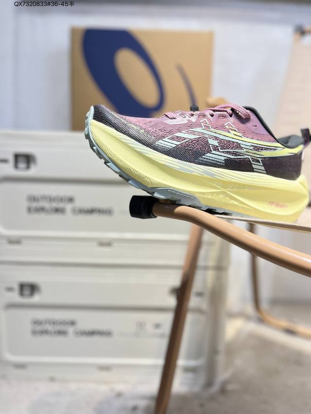 Asics Trabuco Max 4亚瑟士经典跑鞋 如今机能风和户外风吹得正劲，便是主打“Urban Outdoor机能越野风格”，城市和户外场景都能轻松应对