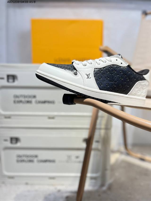 Lv Classic运动鞋 Lv 路易威登Louis Vuitton路易威登Lv男鞋Classic运动鞋2025款小牛皮字母休闲鞋白色1Ahstf 新款Lv板鞋