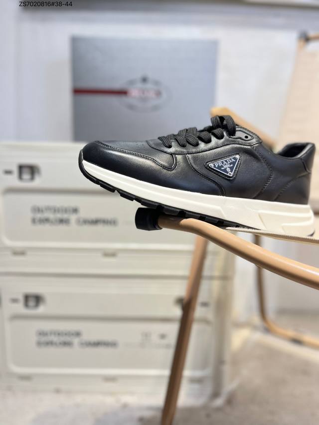 prada 普拉达 专柜同步上市， 新款男鞋、面料精选原版小牛皮，。头层进口丝绸牛皮内里。原版牛里垫脚！原版开模防滑pu大底，精美线条、简约大气，上脚感超级舒适