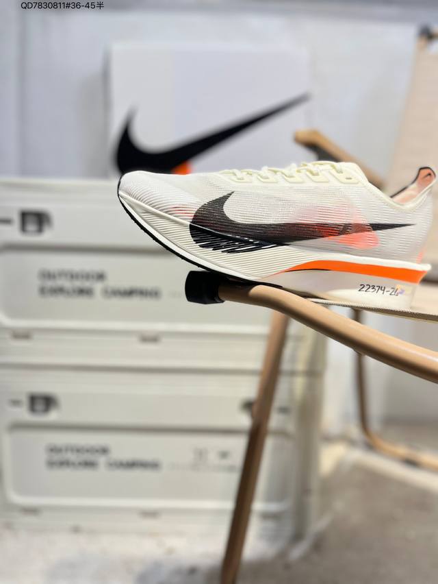 Nike Zoomx Vaporfly Next% 4耐克 轻量化 网面透气运动鞋 这款新一代最强跑鞋在鞋面和鞋底都进行了全方位升级鞋面使用了全新 Vaporw
