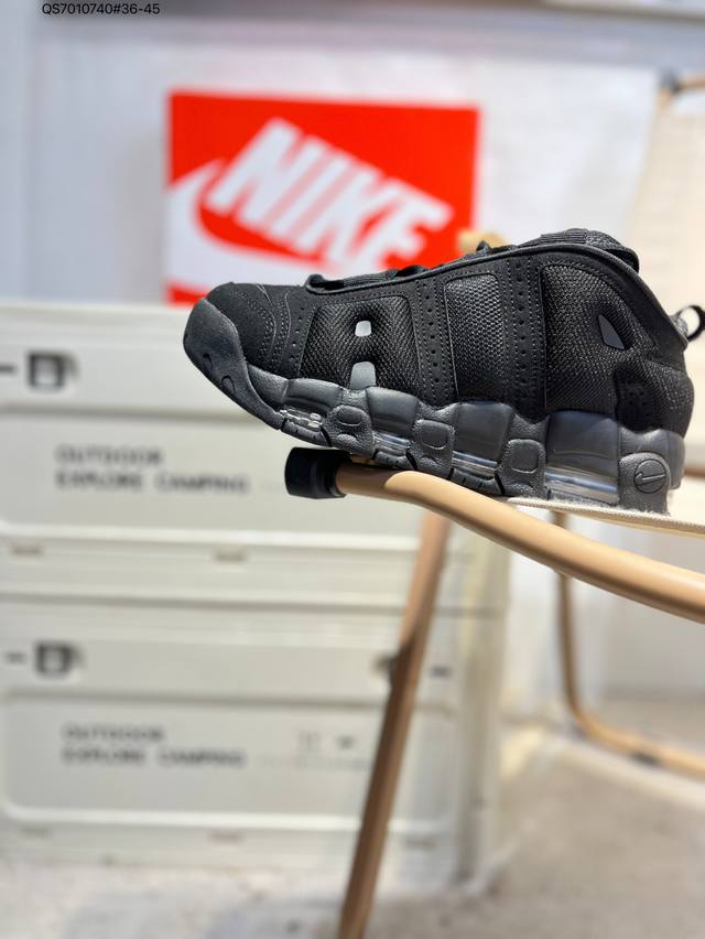 Nk Air More Uptempo ’96 Slide 皮蓬 以流行于街头的涂鸦文化为设计灵感，整体的设计风格夸张而充满魅力，厚实而充满质感的皮质鞋面两侧印
