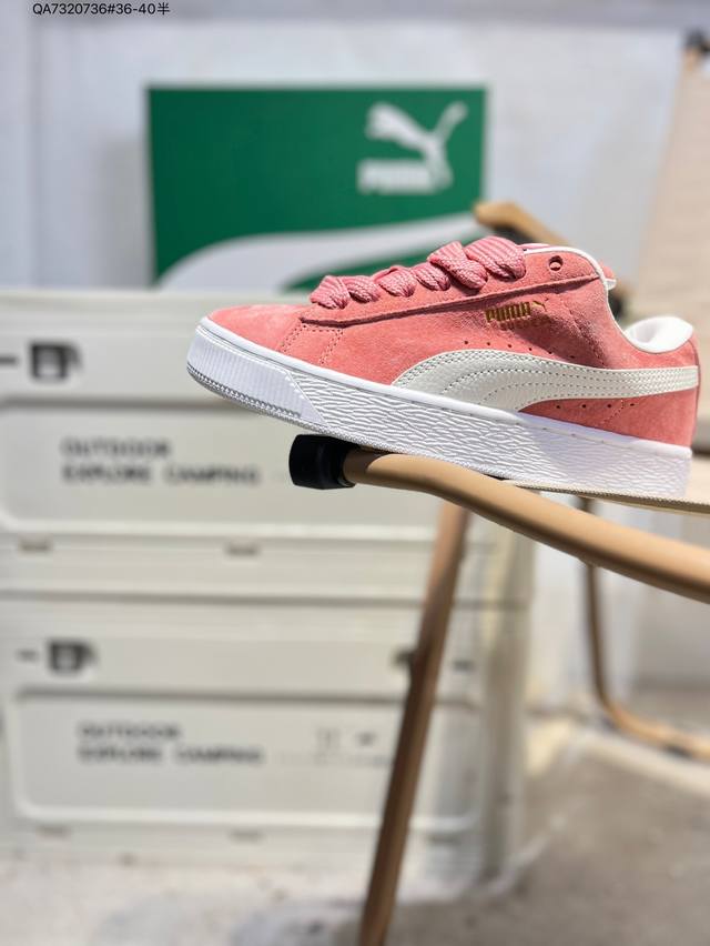 puma Suede Xl 彪马新款面包鞋男女同款复古休闲板鞋 赠送一双鞋带 鞋身通体采用细腻的麂皮材质 厚实柔软 质感出众 鞋侧保留puma标志性跑道图案 侧