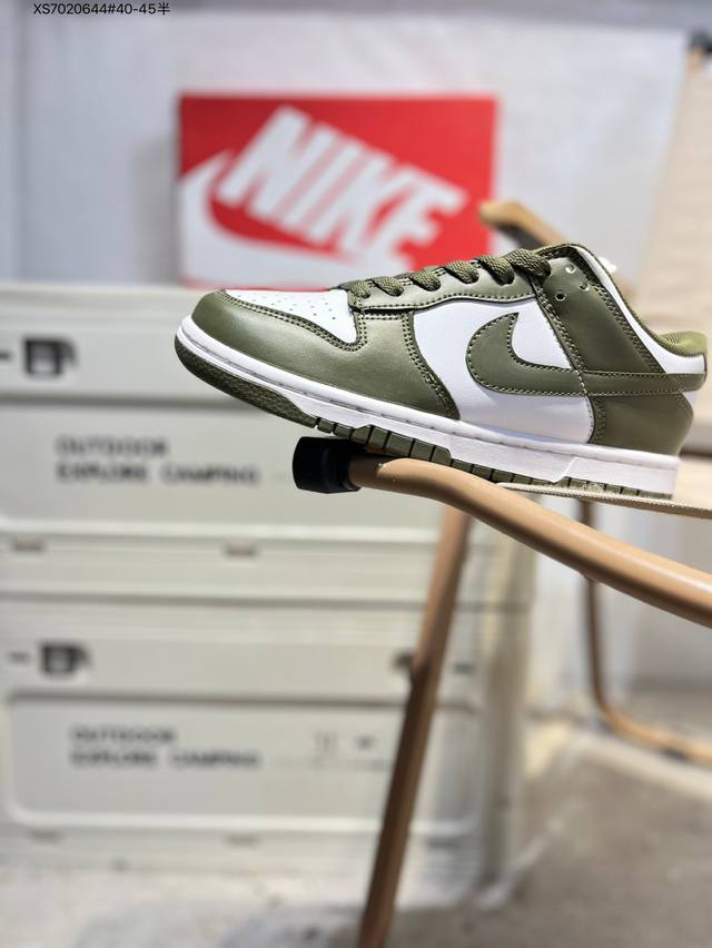 福利特价耐克Nike Dunk Low 板鞋Sb系列经典百搭休闲运动板鞋加厚鞋舌的填充，使舒适性大大提升，同时也更方便穿脱中底部分则加入了脚感柔软舒适Zooma