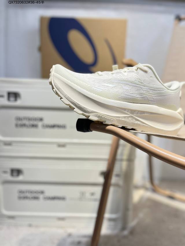 Asics 亚瑟士经典跑鞋 如今机能风和户外风吹得正劲，便是主打“Urban Outdoor机能越野风格”，城市和户外场景都能轻松应对。关键是跑鞋的颜值也很高1