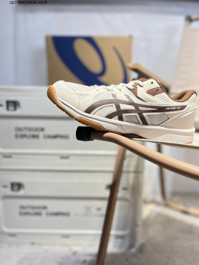 Asics Rivre Cf亚瑟士经典跑鞋 如今机能风和户外风吹得正劲，便是主打“Urban Outdoor机能越野风格”，城市和户外场景都能轻松应对。关键是跑