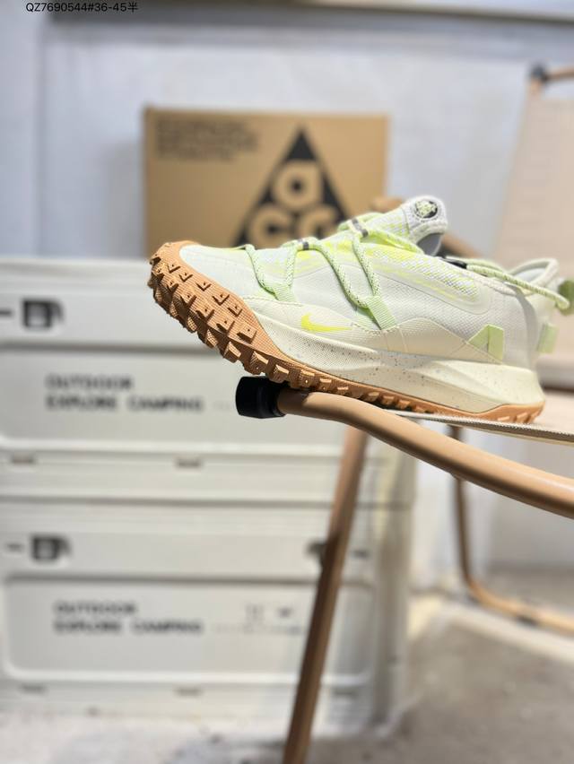 Nike Acg Mountain Fly Low Gtx Se 男女子运动鞋采用匠心设计，打造耐穿迅疾风格，让你在沙漠、峡谷和深山中探险时也能像在城市一般轻松