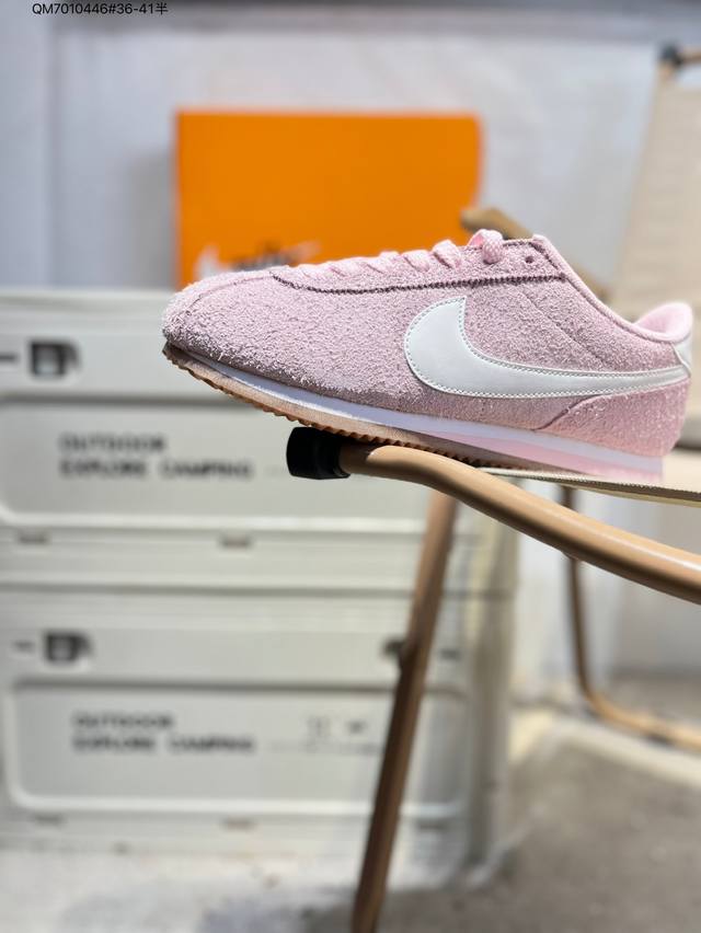 Nike Classic Cortez 全新配色 经典阿甘休闲跑步鞋 纯粹而执着的精神，使得Cortez种在了一代人的心里，无论是否喜欢它复古的鞋型，一双Nik