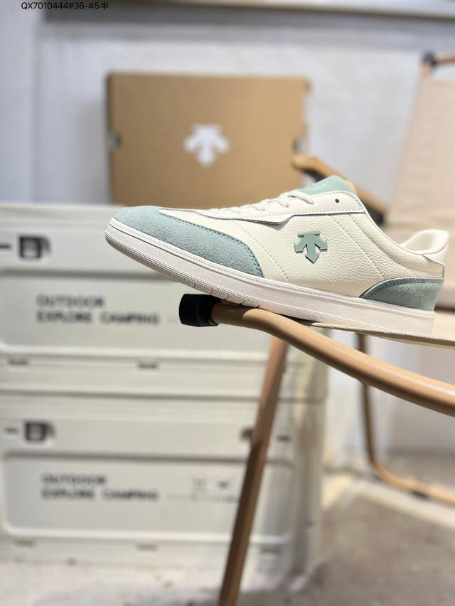 迪桑特Descente Court Sb 市面最优品质 区别市场版本 Descente 迪桑特 创立于1935年，品牌名取自法语词汇，意为“滑降”。品牌箭头标识