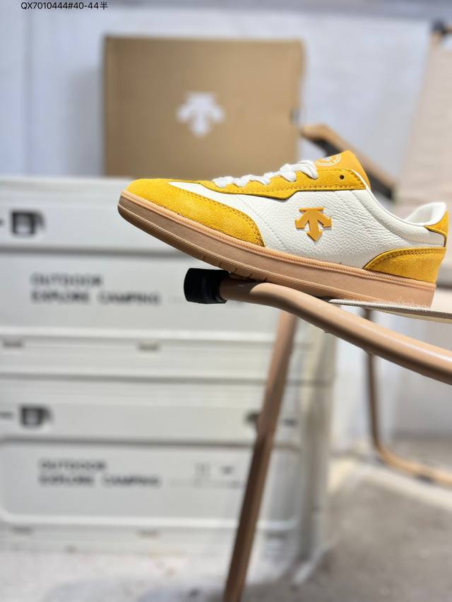 迪桑特Descente Court Sb 市面最优品质 区别市场版本 Descente 迪桑特 创立于1935年，品牌名取自法语词汇，意为“滑降”。品牌箭头标识