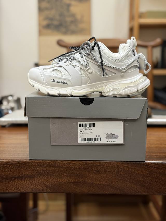 纯原版本巴黎世家三代 3.0绑带款 706C-7货号0310 资讯：新款Balenciaga 巴黎世家-Runner、是通过溢胶、做旧、缝线等细节，展示了设计师