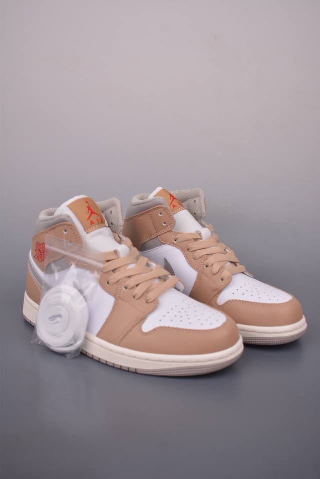 Air Jordan 1 Mid 白橙 天猫贸外客户订单 市面最工高艺 中系帮列 全批Jw新次 原装模原大底 全鞋原厂制定皮料，手感细正腻确折边工艺 完美节细诠